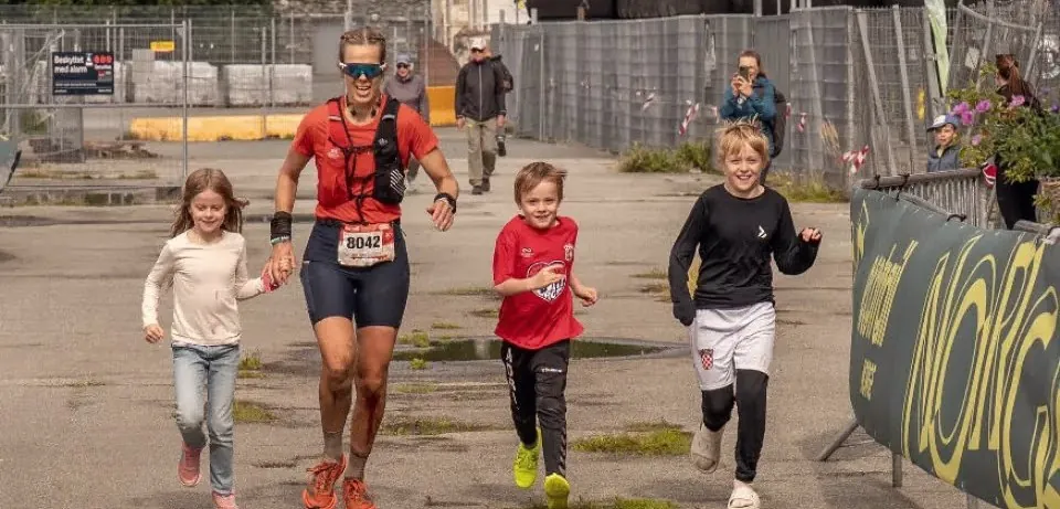 Anne Mjelva løper inn mot mål sammen med barna.