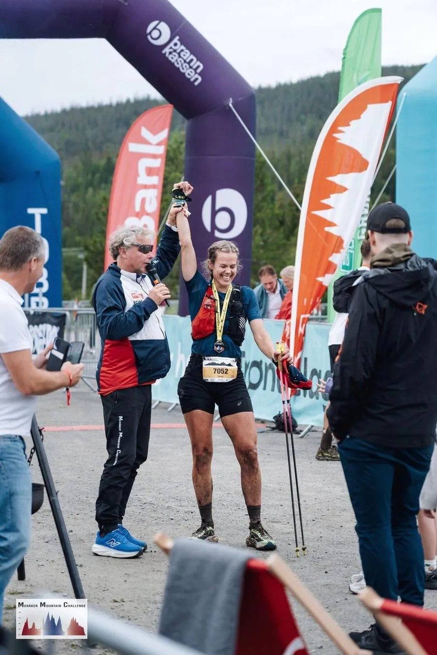 Anne Mjelva med medalje i målområdet under NM i terrengultra.